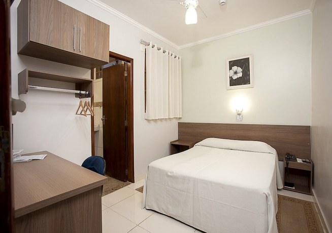 Imagen de la habitación del Hotel Alves, Mar&iacute;lia. Foto 9