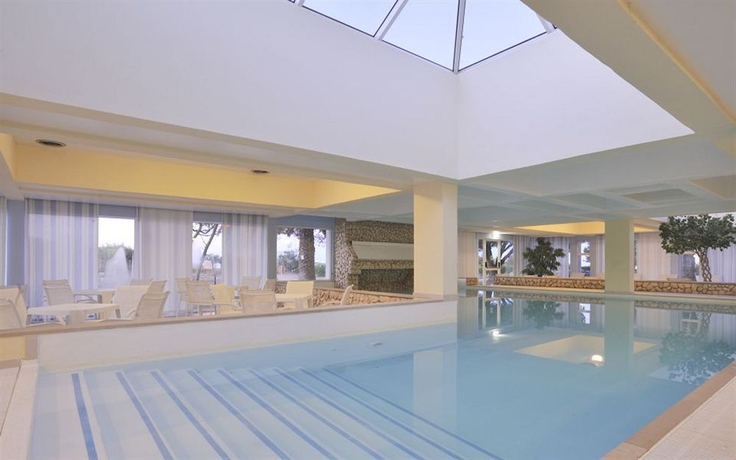 Imagen de la piscina del Hotel Alvor Atl&acirc;ntico Beach Aparthotel. Foto 16