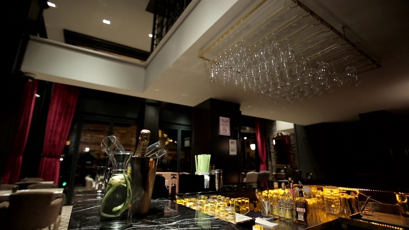 Imagen del bar/restaurante del Hotel Aly Port. Foto 3