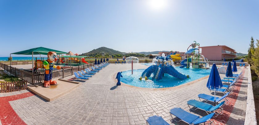 Imagen de la piscina del Hotel Alykanas Village. Foto 15