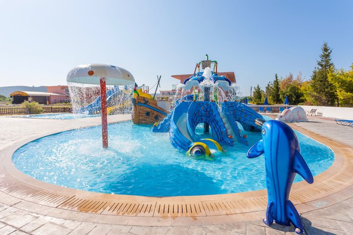 Imagen de la piscina del Hotel Alykanas Village. Foto 16