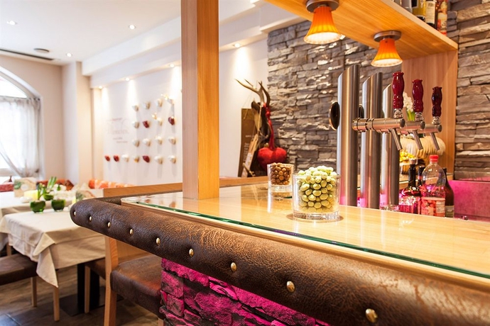 Imagen del bar/restaurante del Hotel Am Dorfplatz Suites - Adults Only. Foto 2