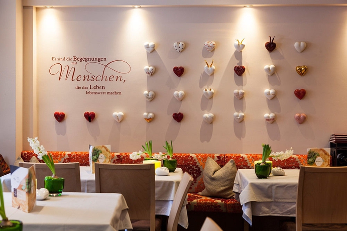 Imagen del bar/restaurante del Hotel Am Dorfplatz Suites - Adults Only. Foto 5