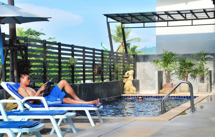 Imagen de la piscina del Hotel Am Surin Place. Foto 14