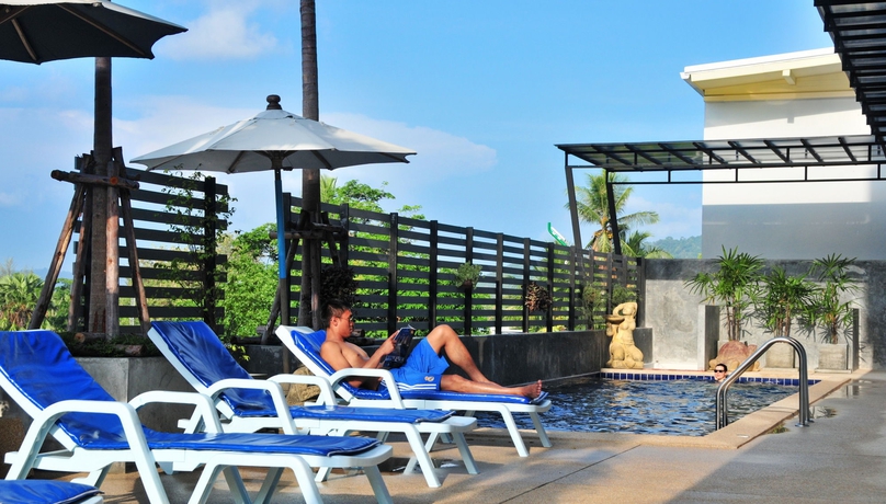 Imagen de la piscina del Hotel Am Surin Place. Foto 16