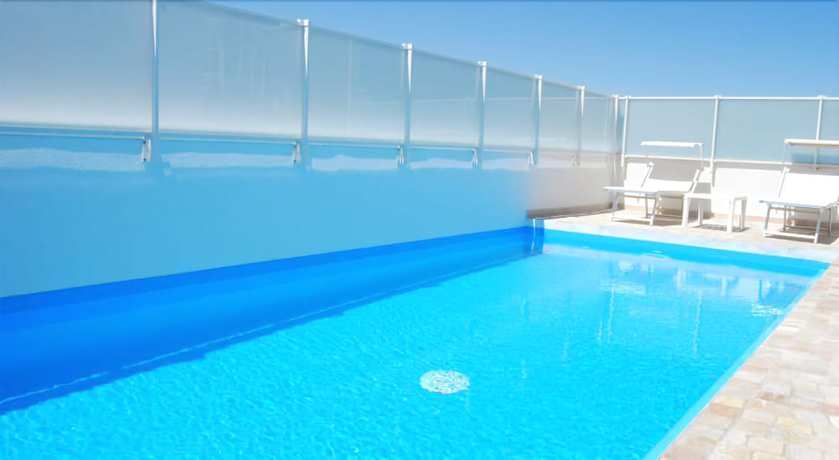 Imagen de la piscina del Hotel Amadei Figaro and Apartments. Foto 19