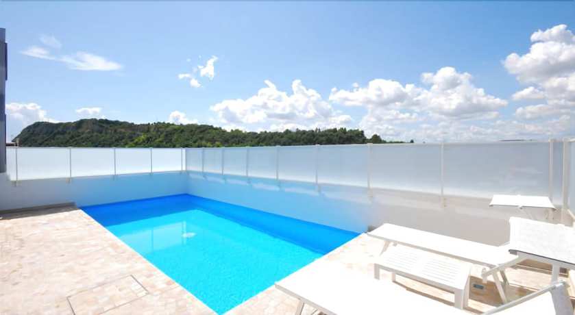 Imagen de la piscina del Hotel Amadei Figaro and Apartments. Foto 20
