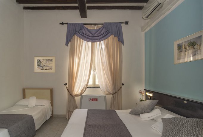 Imagen de la habitación del Hotel Amalfitana. Foto 17