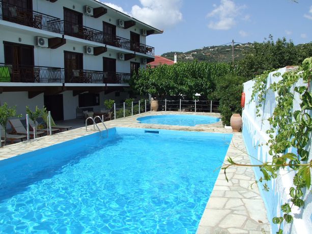 Imagen de la piscina del Hotel Amalia 2. Foto 18