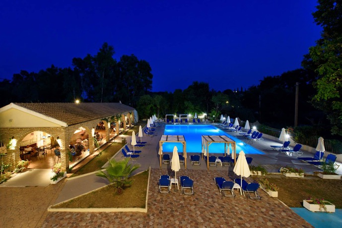 Imagen de la piscina del Hotel Amalia, Dassia. Foto 7