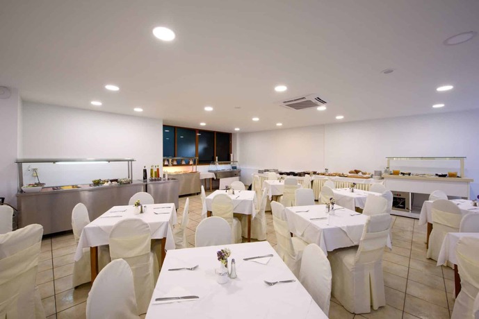 Imagen del bar/restaurante del Hotel Amalia, Dassia. Foto 2