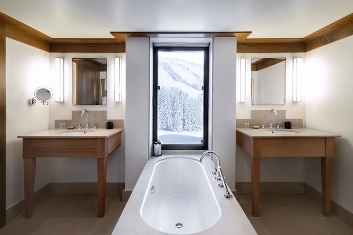 Imagen de la habitación del Hotel Aman Le Mélézin. Foto 16