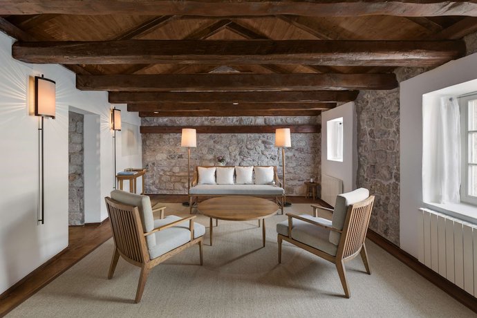 Imagen de la habitación del Hotel Aman Sveti Stefan. Foto 15