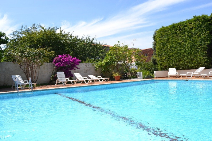 Imagen de la piscina del Hotel Amandi. Foto 10