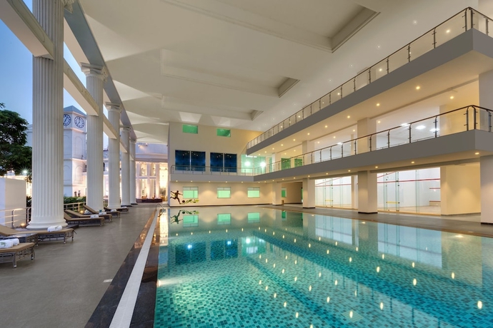 Imagen de la piscina del Hotel Amanora The Fern Hotels and Club. Foto 19