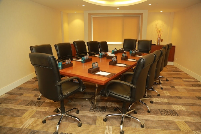 Imagen de los interiores del Hotel Amanora The Fern Hotels and Club. Foto 13