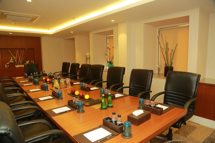 Imagen de los interiores del Hotel Amanora The Fern Hotels and Club. Foto 15