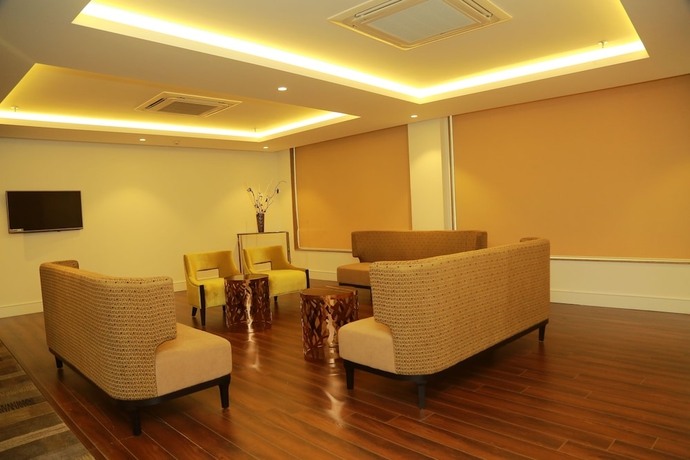 Imagen de los interiores del Hotel Amanora The Fern Hotels and Club. Foto 16