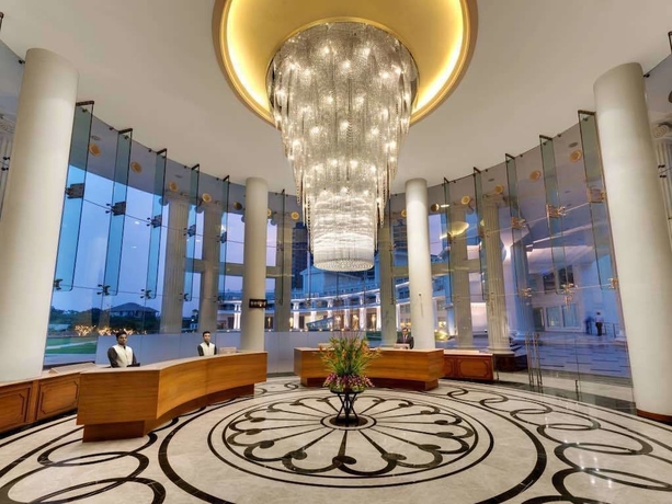 Imagen de los interiores del Hotel Amanora The Fern Hotels and Club. Foto 18