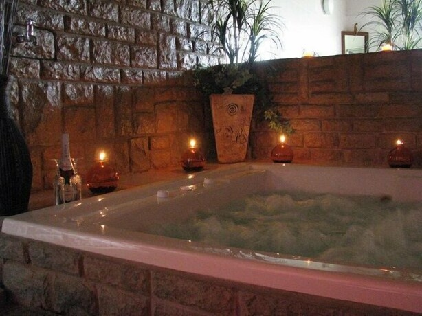 Imagen de la habitación del Hotel Amanzingwe Lodge Conference Centre and Spa. Foto 35