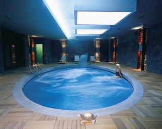 Imagen de la piscina del Hotel Amara Beach Resort. Foto 14