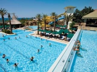 Imagen de la piscina del Hotel Amara Beach Resort. Foto 15