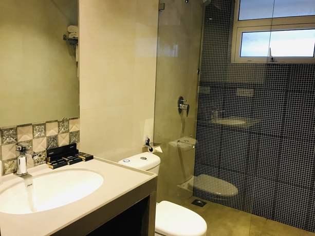 Imagen de la habitación del Hotel Amara Grand. Foto 8