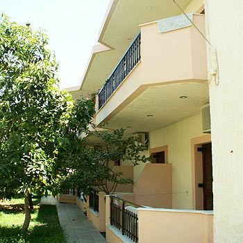 Imagen de la piscina del Hotel Amaril. Foto 16