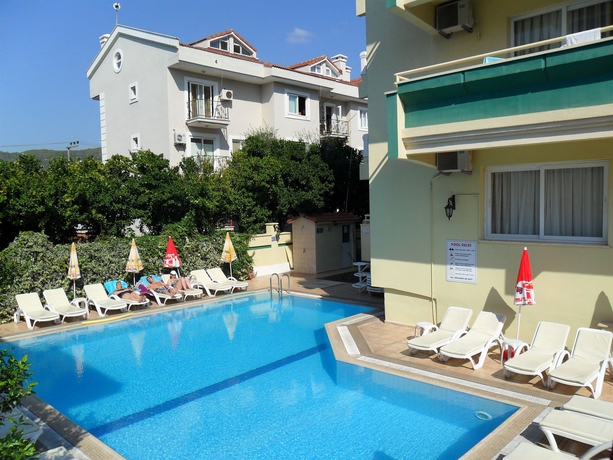 Imagen de la piscina del Hotel Amaris Apartments. Foto 14