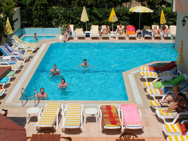 Imagen de la piscina del Hotel Amaris Apartments. Foto 15