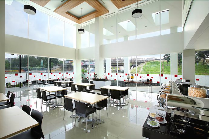 Imagen del bar/restaurante del Hotel Amaris Bekasi Barat - Chse Certified. Foto 3