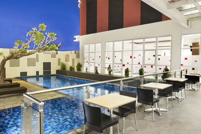 Imagen de la piscina del Hotel Amaris Kupang. Foto 17