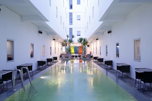 Imagen de la piscina del Hotel Amaris Sunset Road. Foto 6