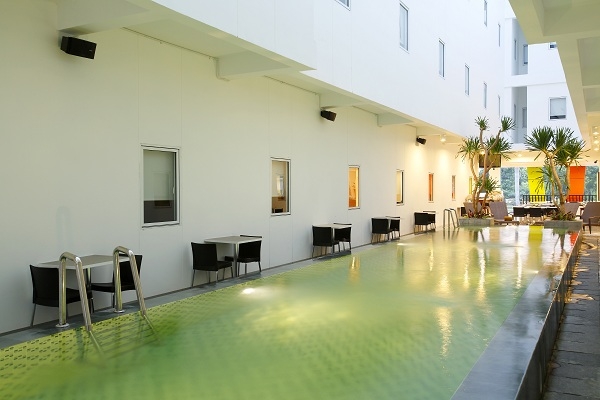 Imagen de la piscina del Hotel Amaris Sunset Road. Foto 7