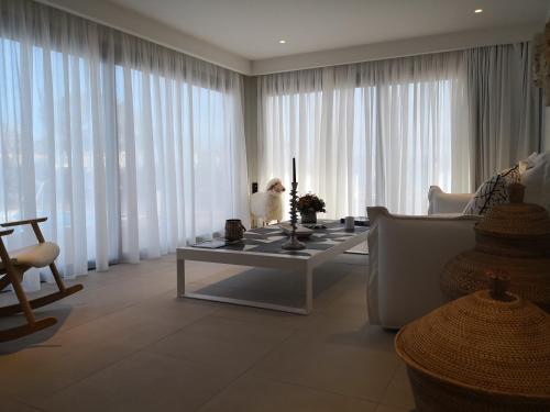 Imagen de la habitación del Hotel Amaronda Resort & Spa Eretria. Foto 7
