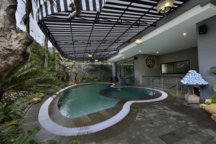 Imagen de la piscina del Hotel Amaroossa Cosmo Jakarta. Foto 23