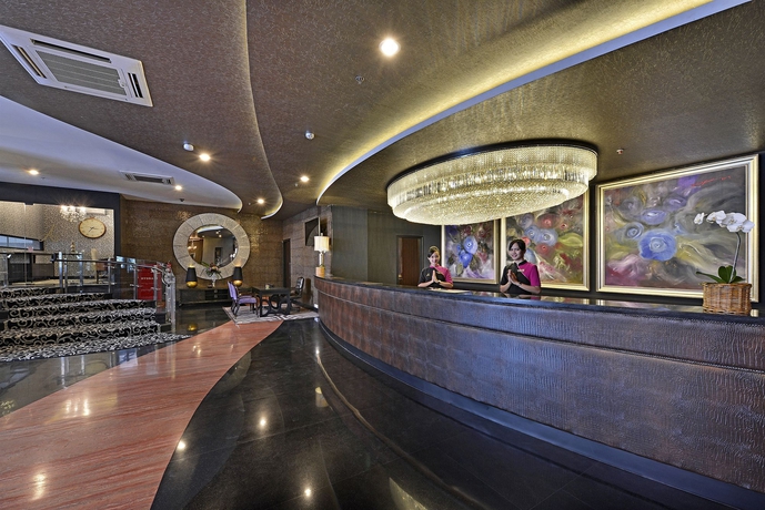Imagen de los interiores del Hotel Amaroossa Grande Bekasi. Foto 14