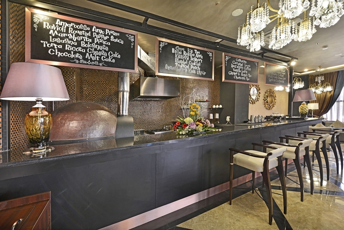 Imagen del bar/restaurante del Hotel Amaroossa Grande Bekasi. Foto 6