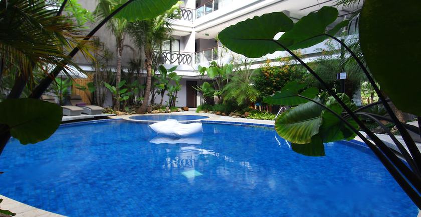 Imagen de la piscina del Hotel Amaroossa Suite Bali. Foto 12