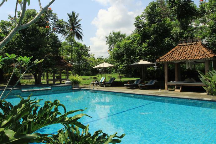 Imagen de la piscina del Hotel Amata Borobudur Resort. Foto 13