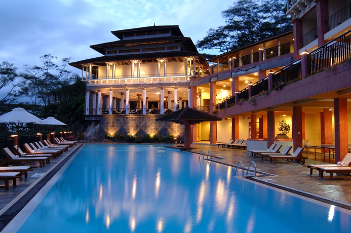 Imagen de la piscina del Hotel Amaya Hills Kandy. Foto 16