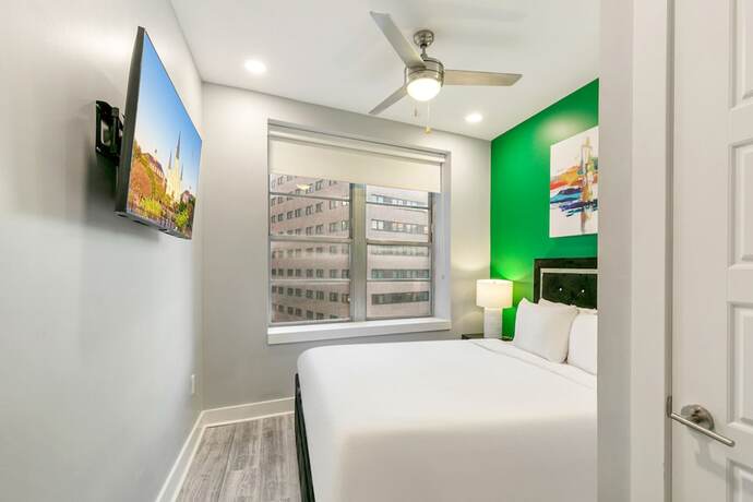 Imagen de la habitación del Hotel Amazing 4-bedroom Oasis: Steps From The French !. Foto 23