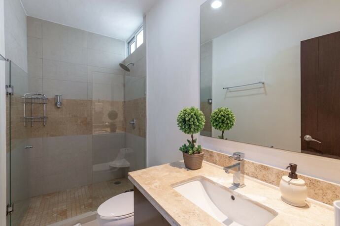 Imagen general del Hotel Amazing Modern 2 PH in 1 6BR Private Jacuzzi Great Facilities GYM 2 Rooftops Security. Foto 2