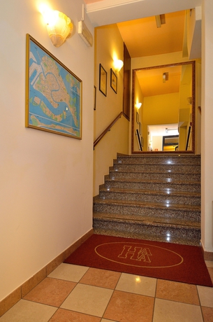 Imagen de los interiores del Hotel Amba Alagi. Foto 10