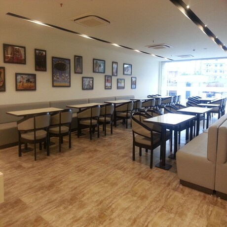 Imagen del bar/restaurante del Hotel Ambar Sarovar Portico. Foto 9
