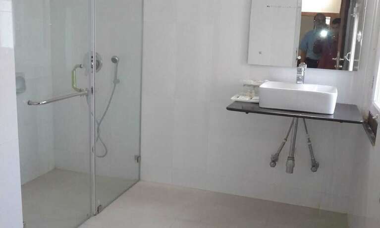 Imagen de la habitación del Hotel Ambarish. Foto 18