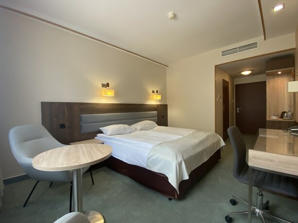 Imagen de la habitación del Hotel Ambasador Chojny Lodz. Foto 16