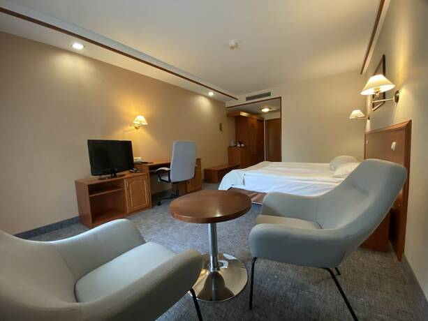 Imagen de la habitación del Hotel Ambasador Chojny Lodz. Foto 17