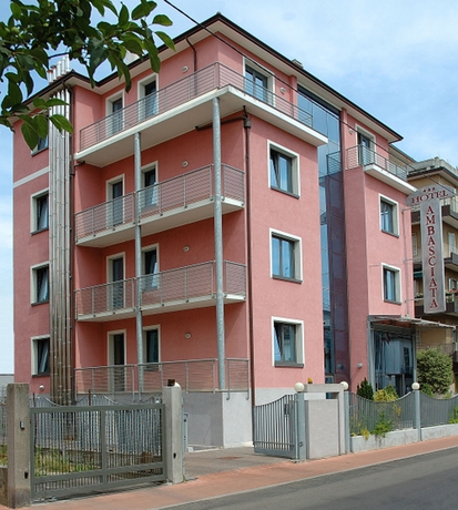 Imagen de los exteriores del Hotel Ambasciata. Foto 7