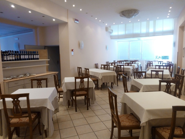 Imagen del bar/restaurante del Hotel Ambasciatori, Marina Di Pietrasanta. Foto 6